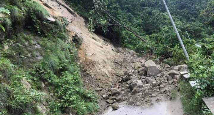 मध्यपहाडी राजमार्ग अवरुद्ध 